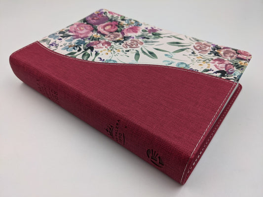 Biblia de una joven conforme al corazón de Dios Floral